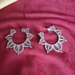 Elegant Gold Tone Filigree Earrings